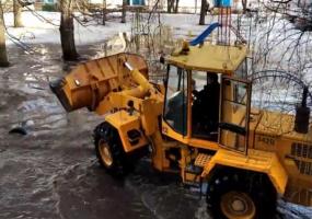 Пользователей соцсетей позабавило видео, на котором бульдозер разгоняет лужу в Нижнекамске