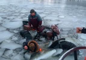 Двое рыбаков на самодельном мотоцикле провалились под лёд в Татарстане - НТР 24