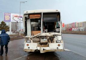 В ГИБДД Нижнекамска рассказали о причинах ДТП с автобусом и грузовиком с кирпичами