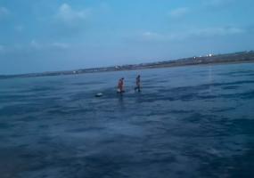 На Каме спасли двух замерзших челнинцев, оказавшихся в западне среди пробоин во льду - НТР 24