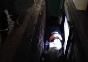 Татарстанские спасатели помогли мужчине и женщине выбраться из подвала - НТР 24