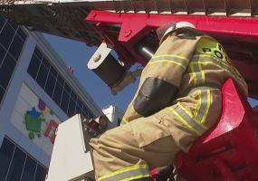 Нижнекамские пожарные показали, как спасать людей при пожаре в торговом центре