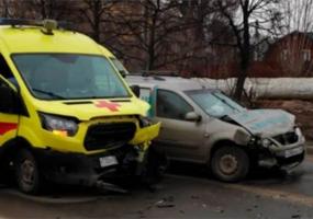 В Татарстане при столкновении «скорой» и легковушки пострадали врач и фельдшер