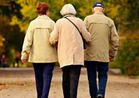 Роспотребнадзор посоветовал пожилым людям реже выходить из дома