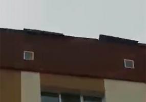 Ветром срывает крышу с пятиэтажки в Нижнекамске