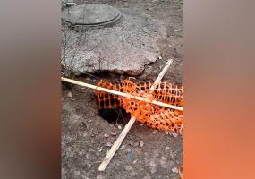 В Нижнекамске обратили внимание на опасный провал в канализацию рядом с детским садом