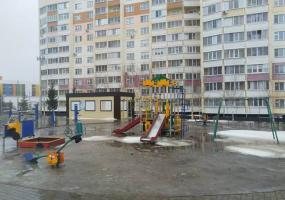 В Нижнекамске детская площадка превратилась в бассейн, и оказалась никому не нужной