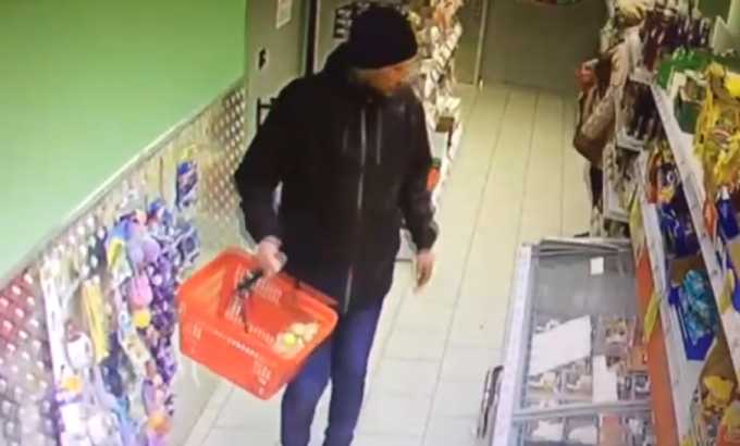 В Нижнекамске полиция ищет мужчину, обокравшего продуктовый магазин