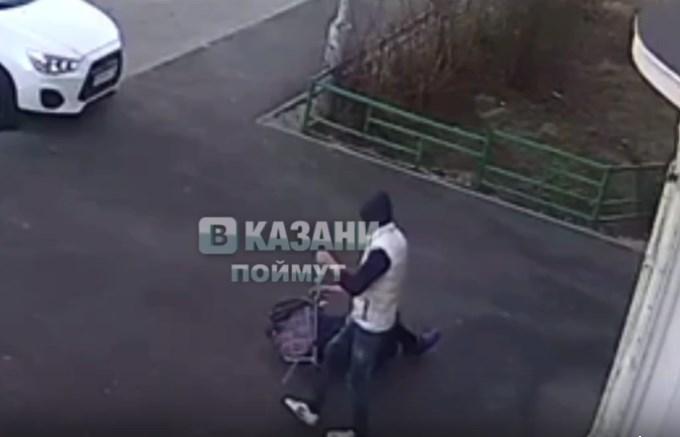 В Казани неизвестный напал на бабушку и украл у неё тележку с продуктами