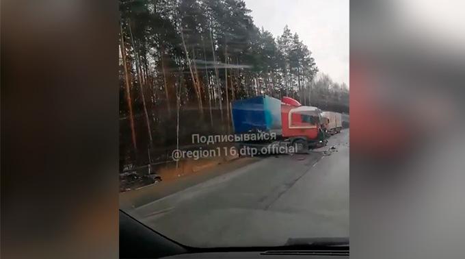 В ДТП с фурой на трассе в Татарстане погибли 3 человека