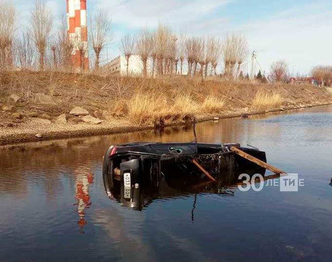 В Татарстане автомобиль вылетел в канал и перевернулся, водитель погиб