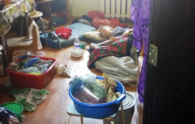 В Нижнекамске женщина, брошенная родными, спит на полу и не моется