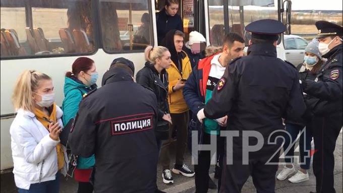 В Нижнекамске полиция проверяет смс-пропуски у пассажиров общественного транспорта