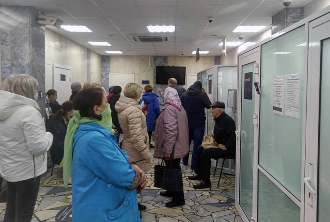 В центральном офисе банка «Ак Барс» в Нижнекамске собрались очереди