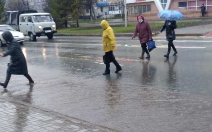 Нижнекамка жалуется на потопы на дорогах после дождя