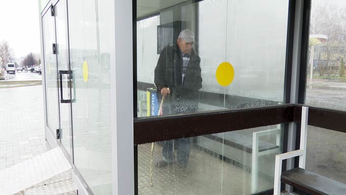 В Нижнекамске 74-летний мужчина устроился жить в остановочном павильоне