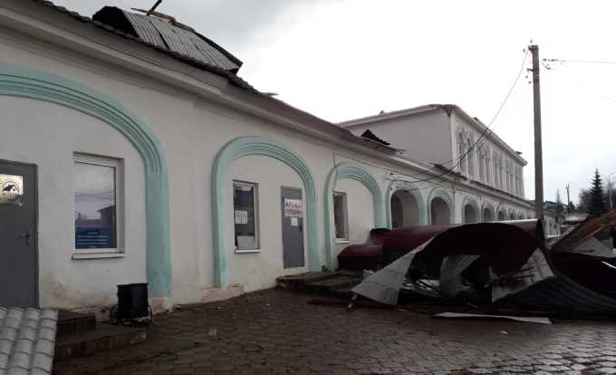 В Татарстане сорванная ветром крыша повредила 6 автомобилей