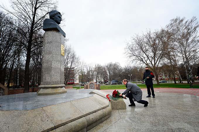 Айдар Метшин возложил цветы к памятнику Габдуллы Тукая
