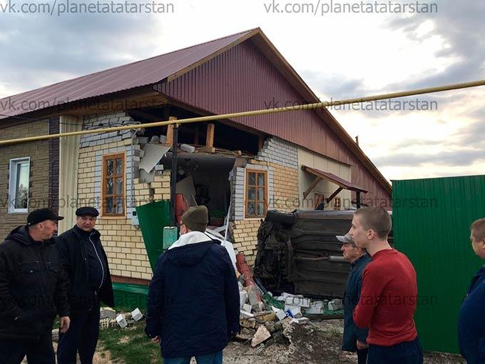 В татарстанском селе машина влетела в частный дом