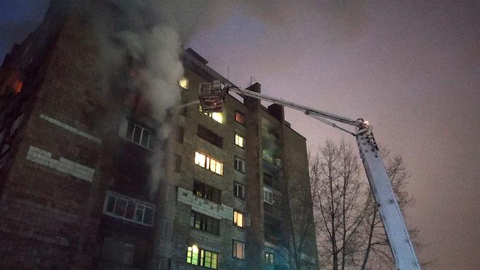 Казанские пожарные спасли из огня 30 человек