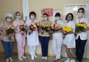 Нижнекамский предприниматель подарила врачам детской больницы цветы