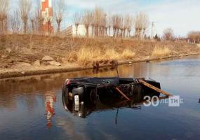 В Татарстане автомобиль вылетел в канал и перевернулся, водитель погиб