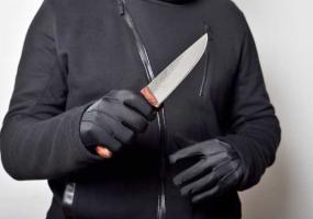 В Нижнекамске 39-летняя женщина в ходе ссоры воткнула нож в плечо приятеля