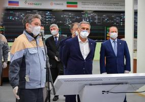 Рустам Минниханов ознакомился с производством антисептика на «ТАНЕКО» в Нижнекамске - НТР 24