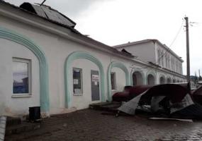 В Татарстане сорванная ветром крыша повредила 6 автомобилей
