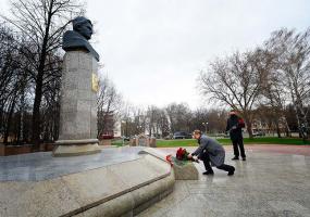 Айдар Метшин возложил цветы к памятнику Габдуллы Тукая