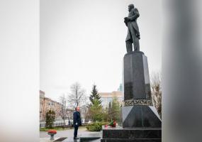 Президент РТ возложил цветы к памятнику Габдуллы Тукая - НТР 24