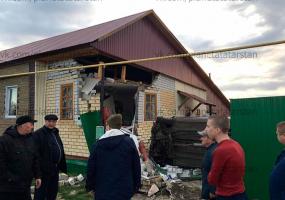 В татарстанском селе машина влетела в частный дом