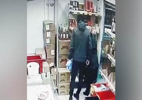 У жительницы Нижнекамска в магазине украли телефон из кармана куртки