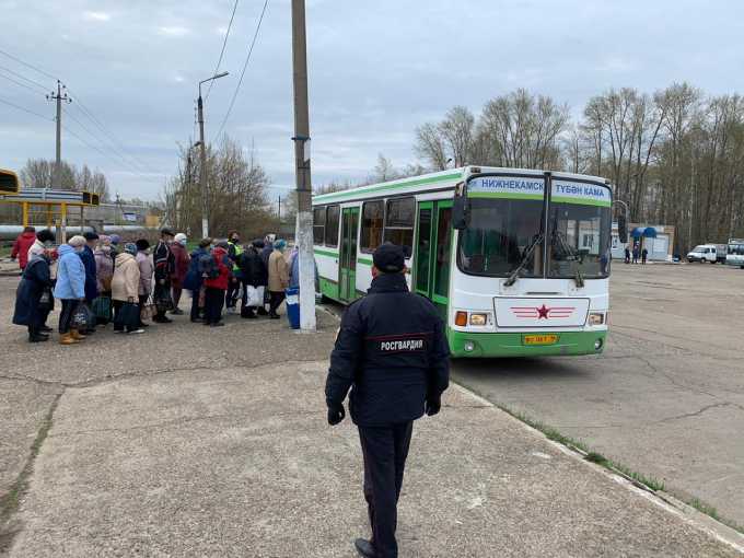 Автобусы дезинфицируют, а пассажирам раздают маски: в Нижнекамске открылся дачный сезон