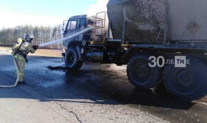 На трассе в Татарстане сгорел цементовоз