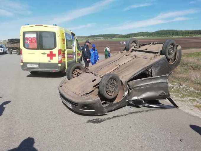 В Татарстане, столкнувшись с трактором, перевернулась легковушка
