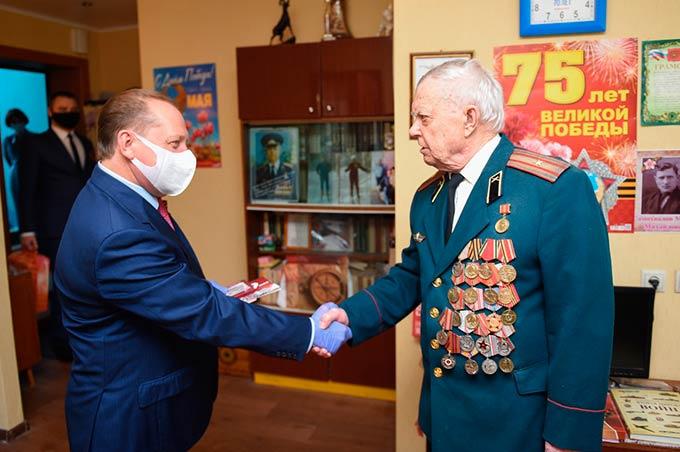 Айдар Метшин лично поздравил нижнекамских ветеранов с праздником