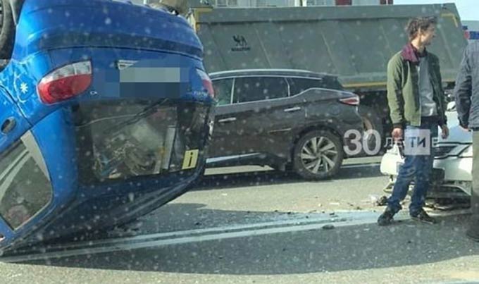 Автомобиль опрокинулся на крышу в Татарстане, водитель в больнице