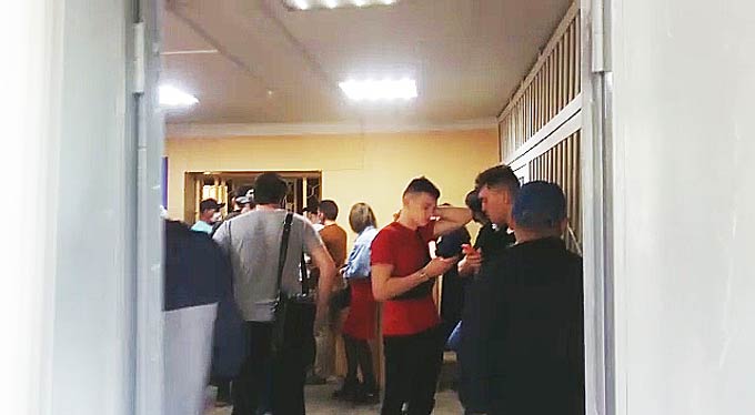 В Нижнекамске вышедших из дома горожан судят в помещении, набитом людьми