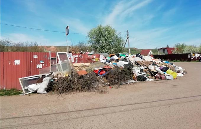 Жители Нижнекамска жалуются на свалку мусора возле дачных массивов