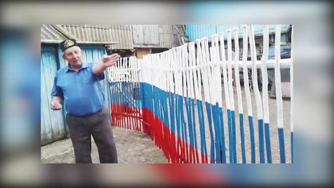 Нижнекамец покрасил забор в цвета триколора в честь 100-летия ТАССР