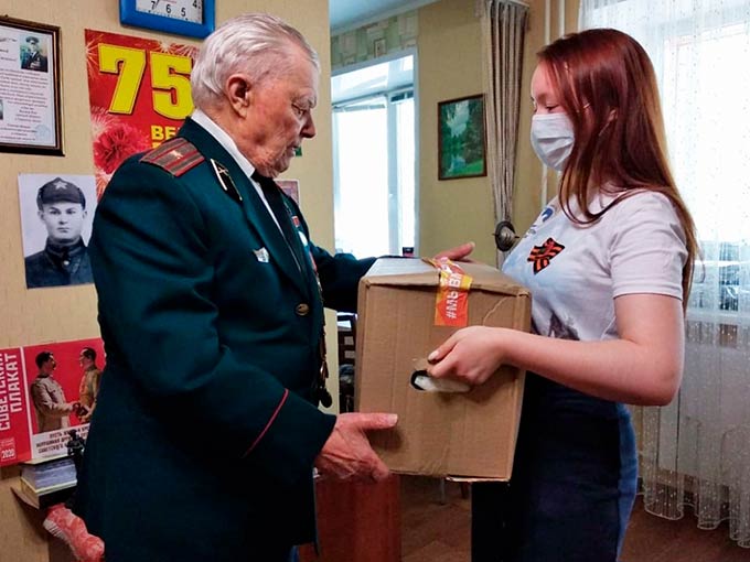 В Нижнекамске волонтёры доставляют ветеранам подарочные продуктовые наборы