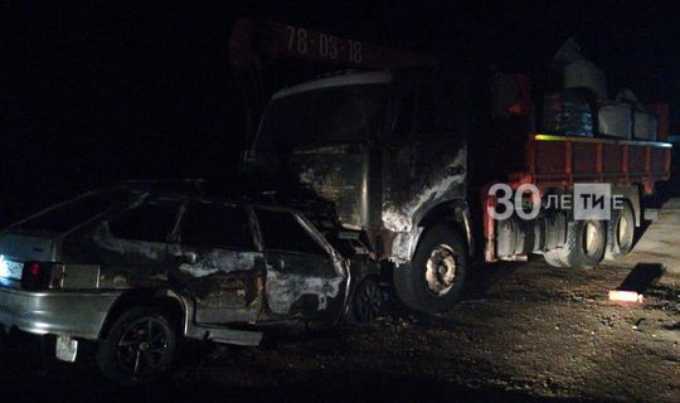 В Татарстане «ВАЗ-2114» влетел в грузовик и загорелся