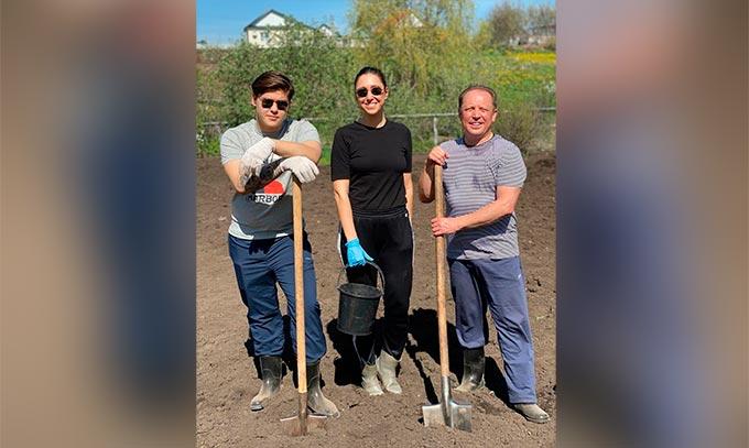 Семейные традиции: мэр Нижнекамска посадил картошку на участке родителей