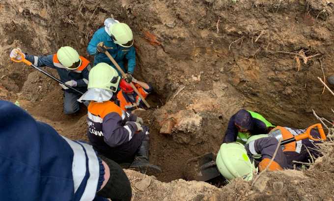 Погребённые заживо: в Татарстане рабочих спасли из-под завала