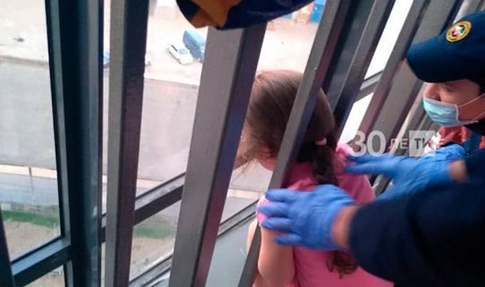 В Татарстане трёхлетняя девочка застряла в балконном ограждении