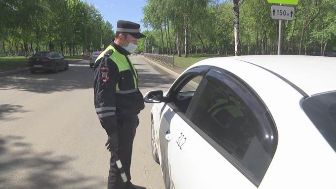 ГИБДД Нижнекамска проверяет наличие масок и перчаток у водителей и пассажиров такси