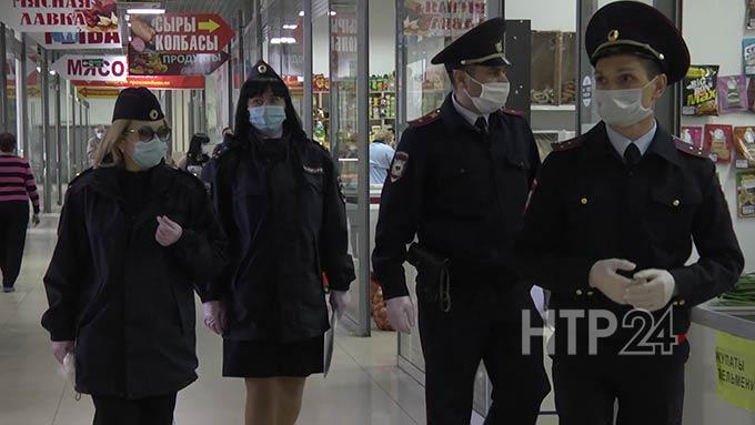 Полицейские в Нижнекамске раздавали маски посетителям торговых центров