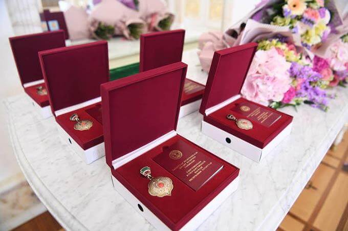 Накануне Дня семьи трёх многодетных матерей Татарстана удостоили медалями