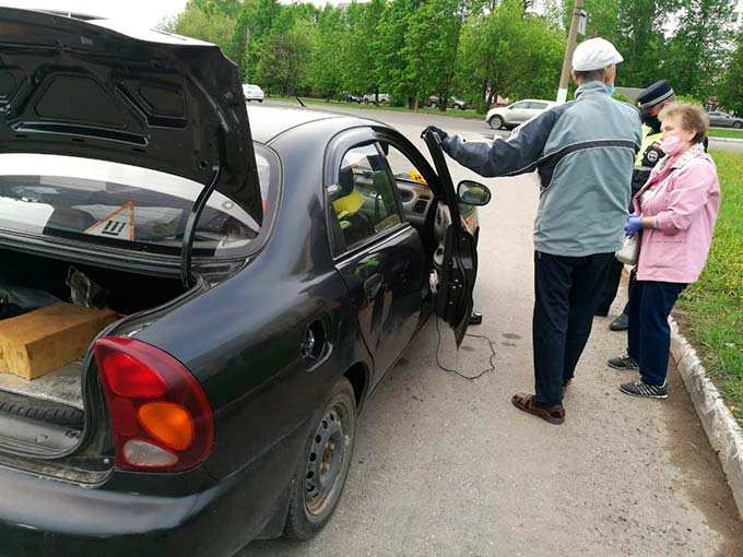 Нижнекамские инспекторы ДПС помогли пожилому водителю с пробитым колесом